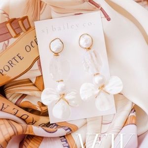 NWT SJ Bailey Co Pearly Post, Quartz, Pearl & Mother of Pearl Shell Petals